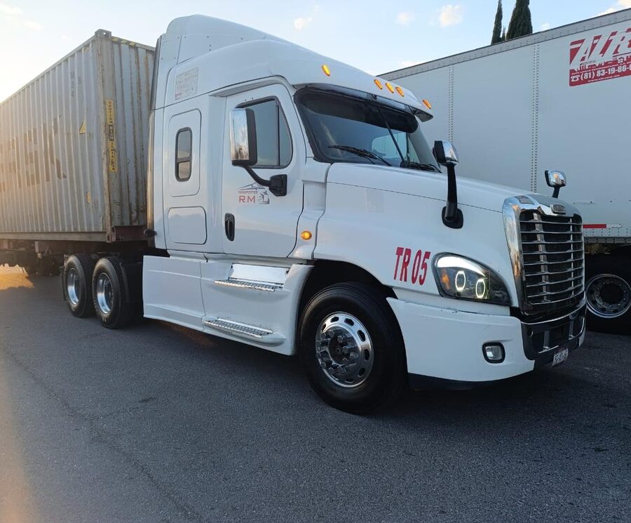Unidad Transportes RM con contenedor