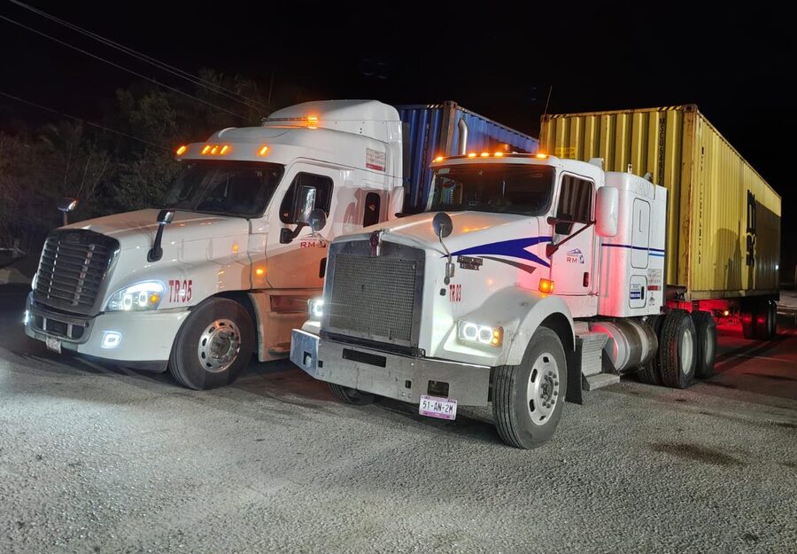 Unidades Transportes RM transportando contenedores