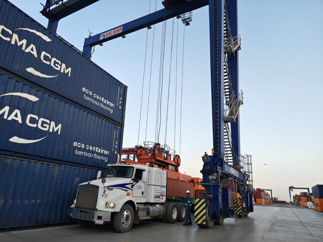 Unidad Transportes RM cargando contenedor en el puerto