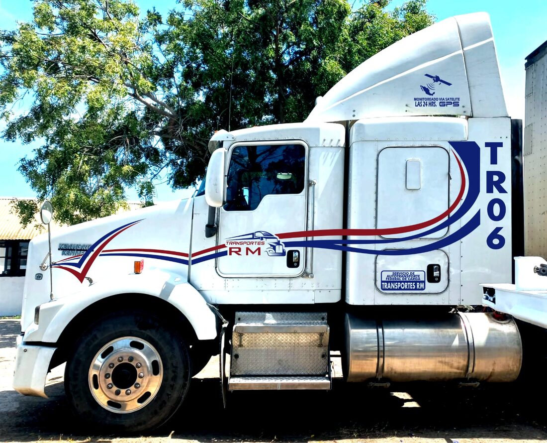 Tractocamión Transportes RM, unidad TR-06, con monitoreo satelital